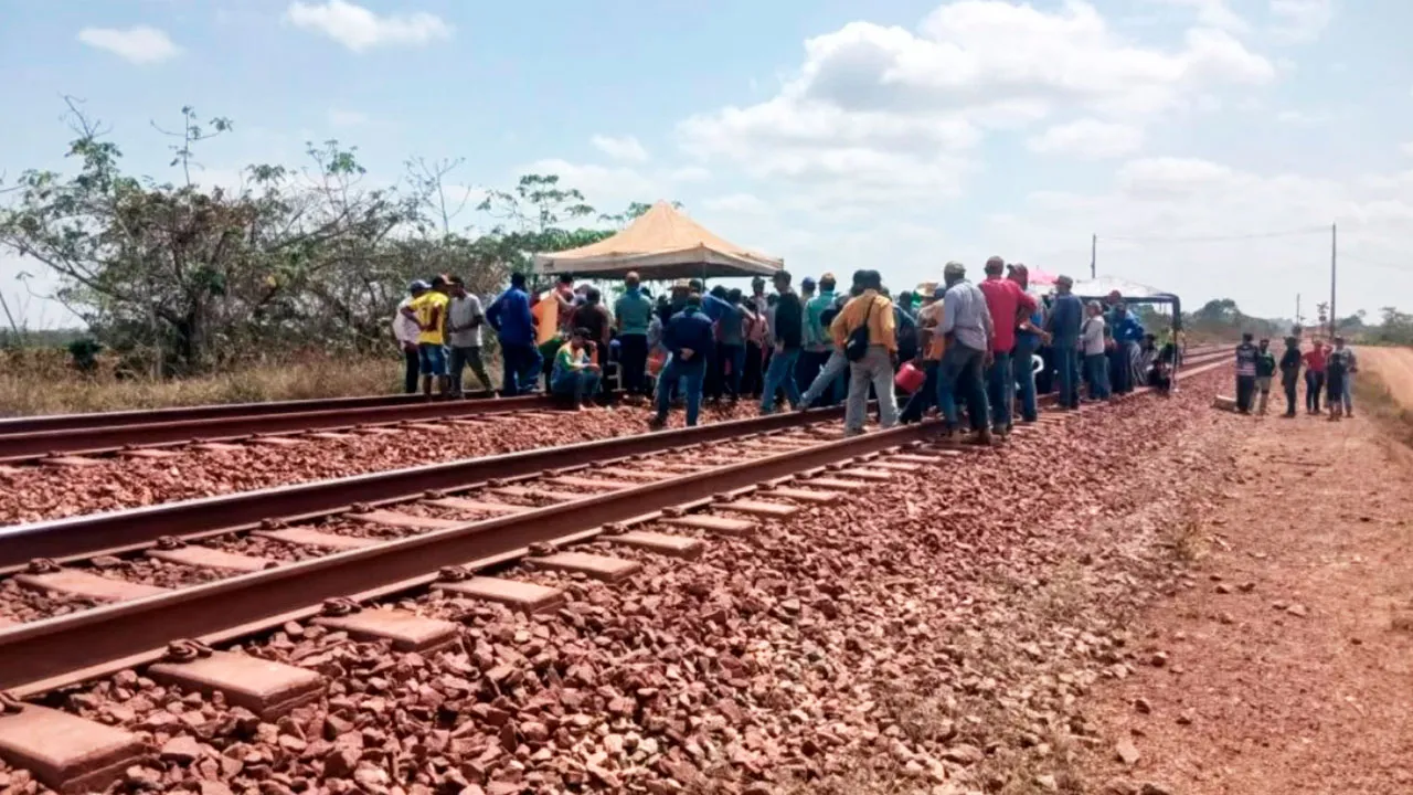 Moradores bloqueiam trecho do km 785 da Estrada de Ferro Carajás em protesto por melhorias viárias e pautas agrárias em Marabá.