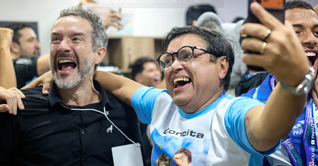 Maia (direita) ao lado de Márcio Tuma, presidente do Paysandu, comemorando o hexa da Copa Verde.