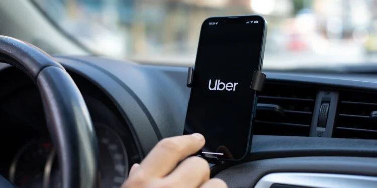 MPT questiona programa da Uber que cobra assinatura de motoristas. Ação pede suspensão e indenização de R$ 321 milhões por danos morais.