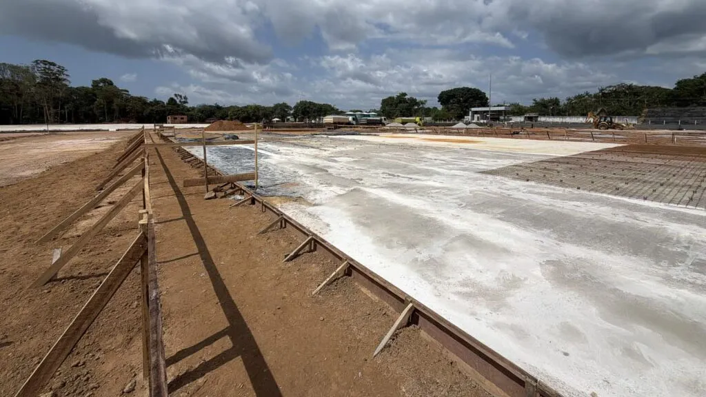 O Centro de Treinamento do Remo avança com obras em suas instalações, incluindo acesso, campos e bloco principal, com previsão de finalização em breve.