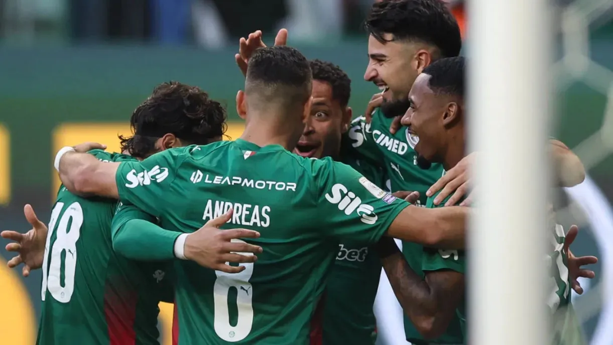 Palmeiras brilha na goleada sobre o Vasco e se destaca na liderança do Brasileirão.