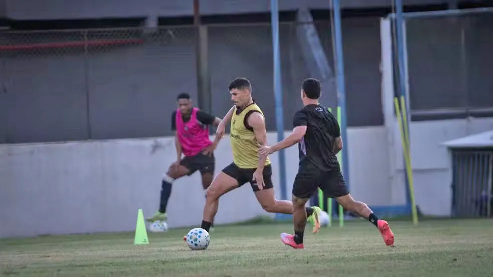 Os três jogadores apareceram nas imagens do treinamento divulgadas pelo clube utilizando chuteiras e participando de atividades com bola