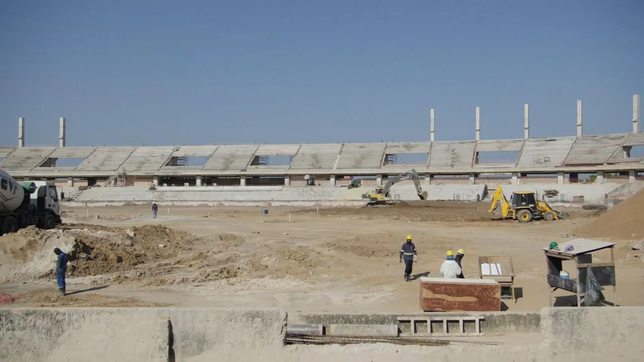A capacidade do estádio, que atualmente é de aproximadamente 8 mil torcedores, será ampliada para mais de 21 mil pessoas.