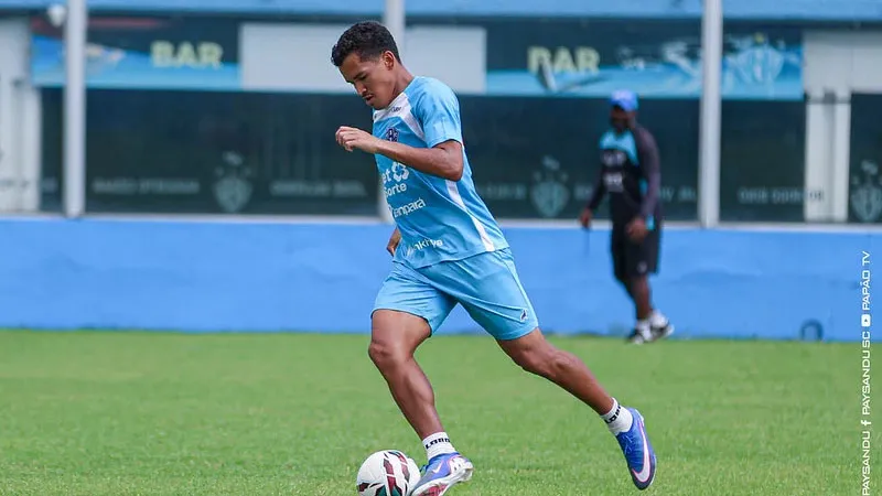 Juninho, atacante do Paysandu, sofreu uma lesão no joelho e deve passar por cirurgia