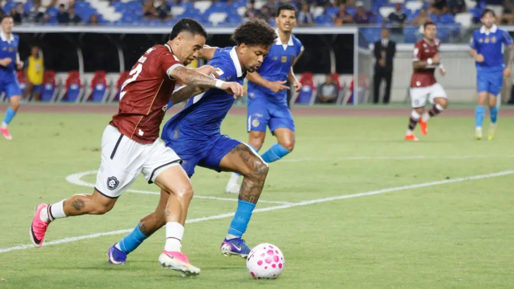 O Remo critica a arbitragem após o empate 1 a 1 com o Grêmio, ressaltando um pênalti não marcado em lance polêmico.