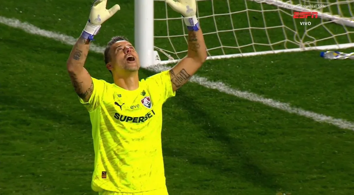 Imagem ilustrativa da notícia: Fábio defende pênalti e Fluminense avança às quartas da Libertadores
