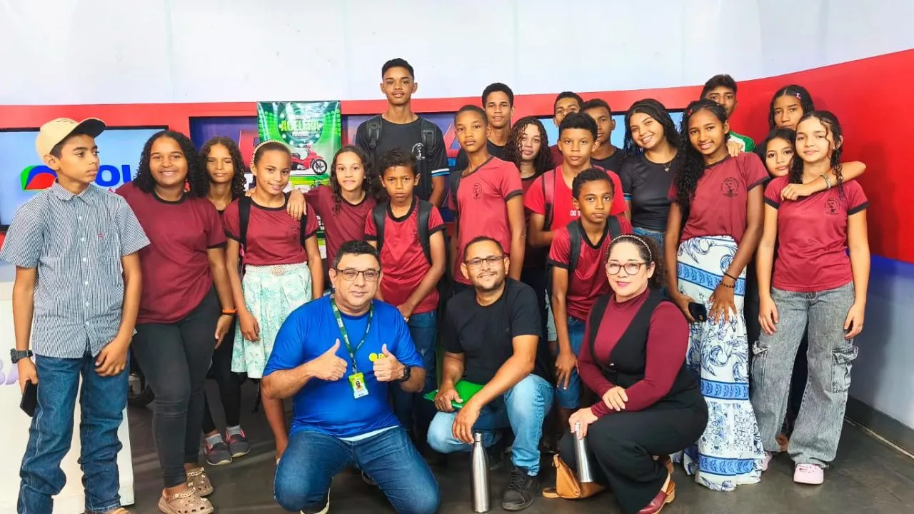 Alunos da Escola Carlos Marighella visitam a redação do Grupo RBA, em Marabá, para aprender sobre a produção de notícias e o combate às fake news.