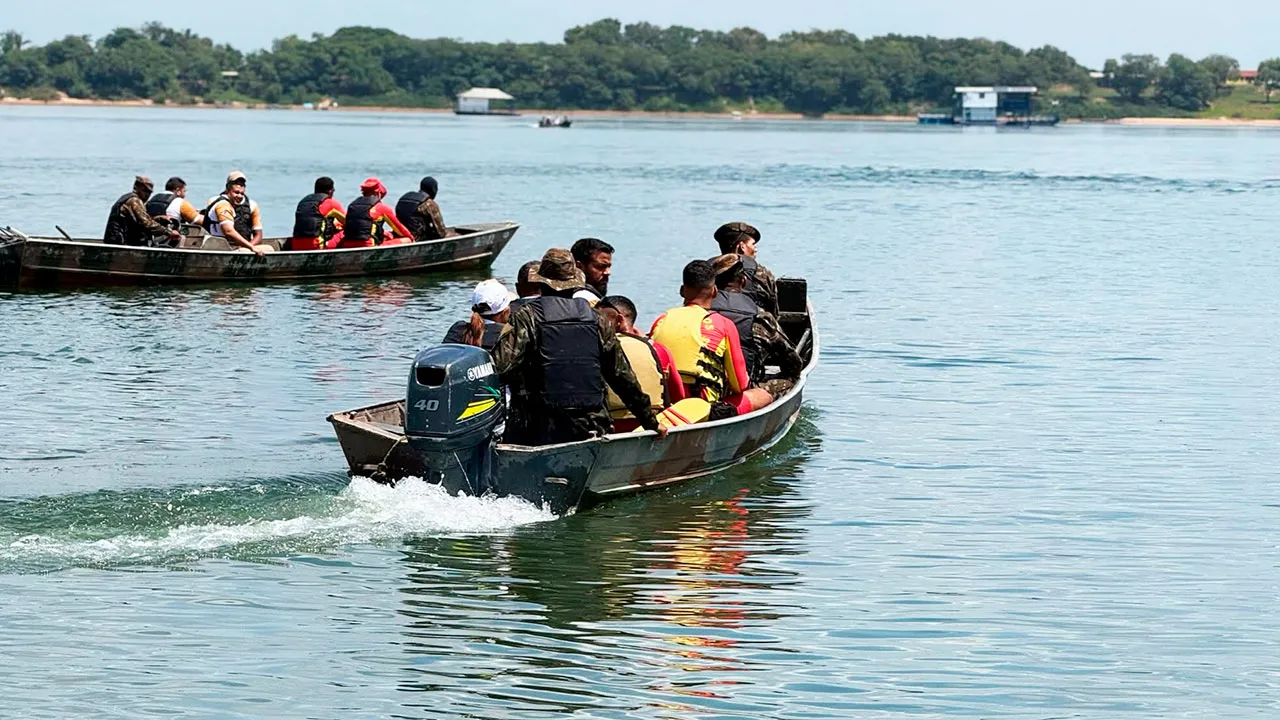 Equipes do Corpo de Bombeiros, militares do 52º BIS e diretoria do Círio avaliam as condições de navegabilidade do Rio Tocantins, em Marabá.