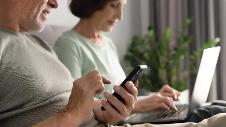 Estudo revela que o uso excessivo de redes sociais por idosos afeta a saúde mental. Conheça os sinais de alerta e como a terapia pode ajudar.