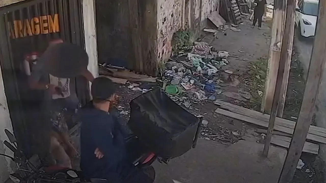 O suspeito tentou disfarçar, mas acabou sendo surpreendido pelo dono da moto, que é PM aposentado