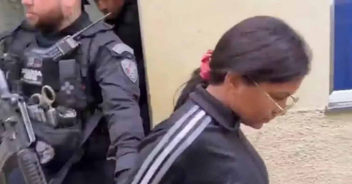 Luana Rosa de Araújo, conhecida como "Madrinha da Cidade Alta", foi presa nesta terça-feira (25) durante uma operação das polícias Civil e Militar no Complexo de Israel, na Zona Norte do Rio.