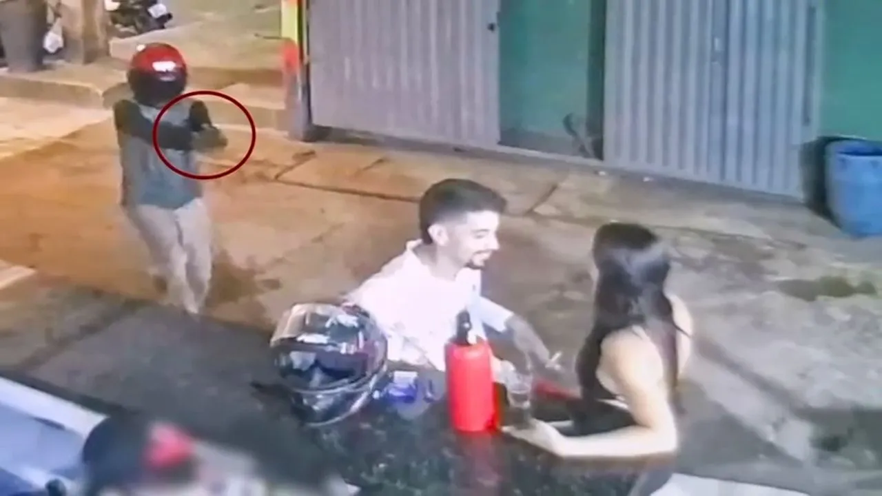 A vítima estava acompanhado, quando foi surpreendido com a chegada dos suspeitos