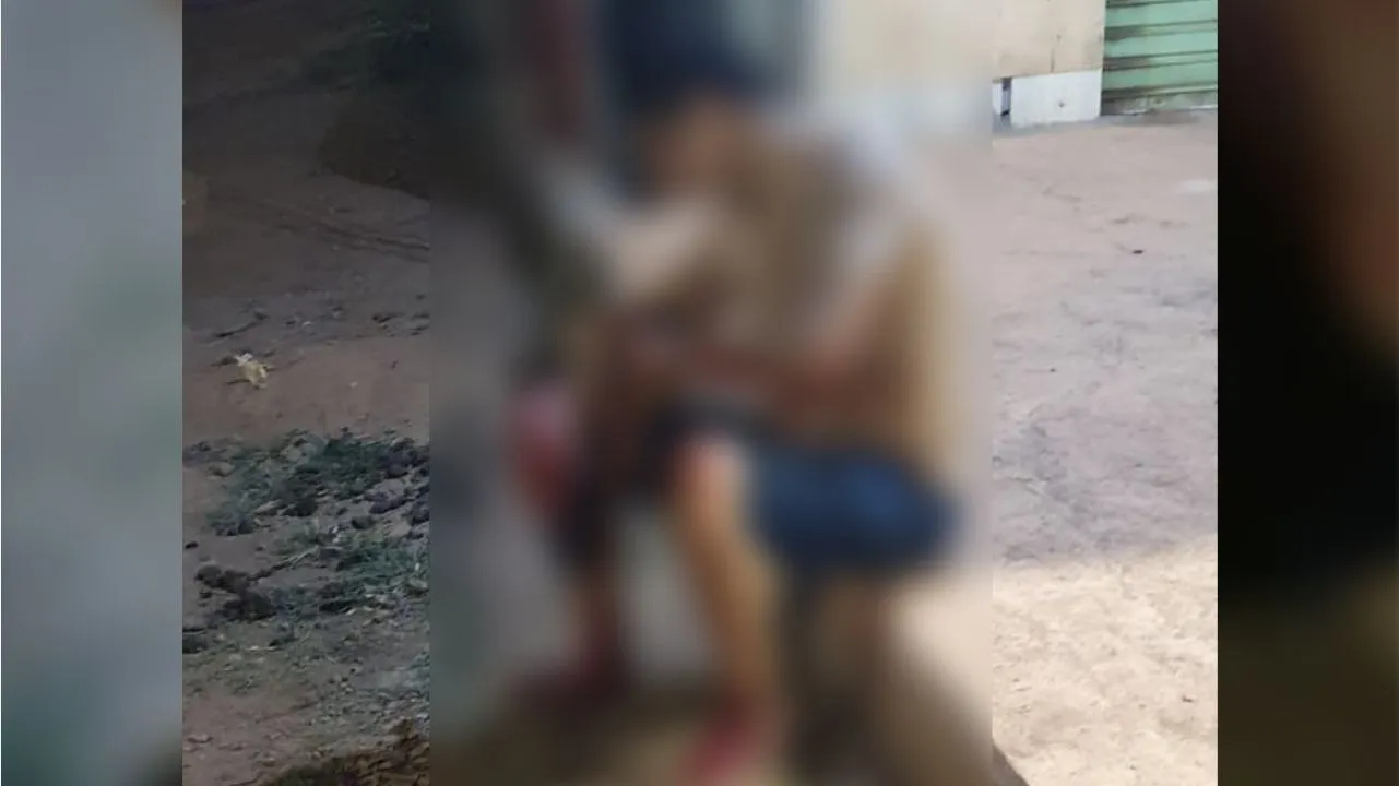 Policiais militares do 4º BPM prestaram socorro emergencial à vítima de esfaqueamento no Bairro Novo.