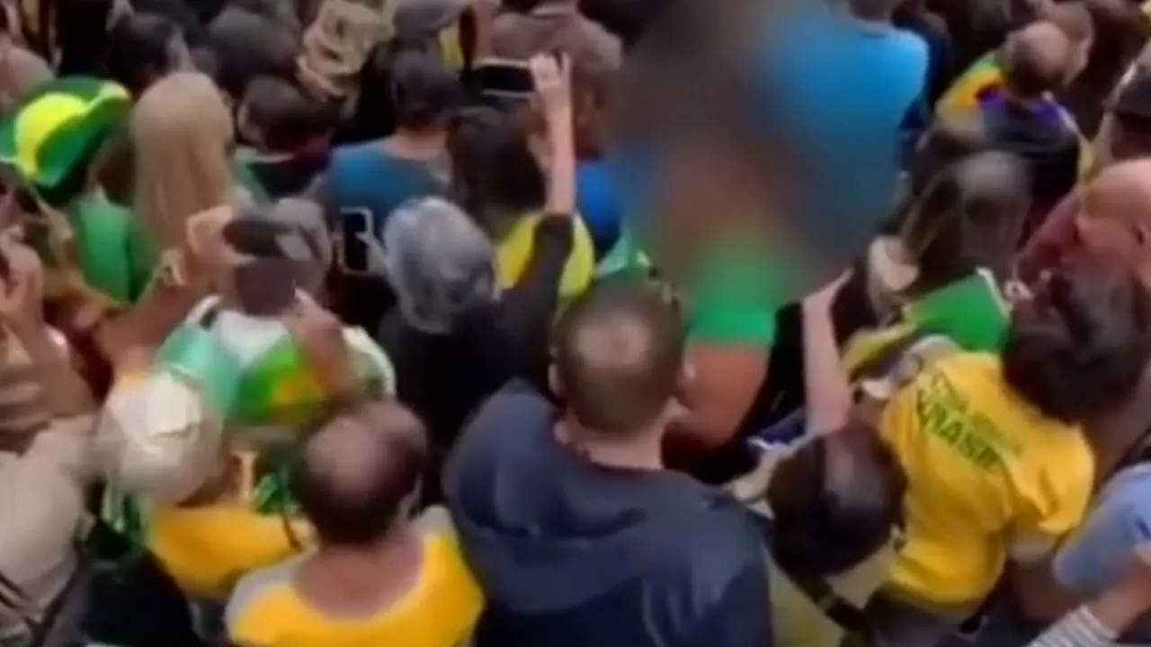 Segundo o depoimento, ela se assustou, reagiu e o suspeito fugiu em meio ao público.