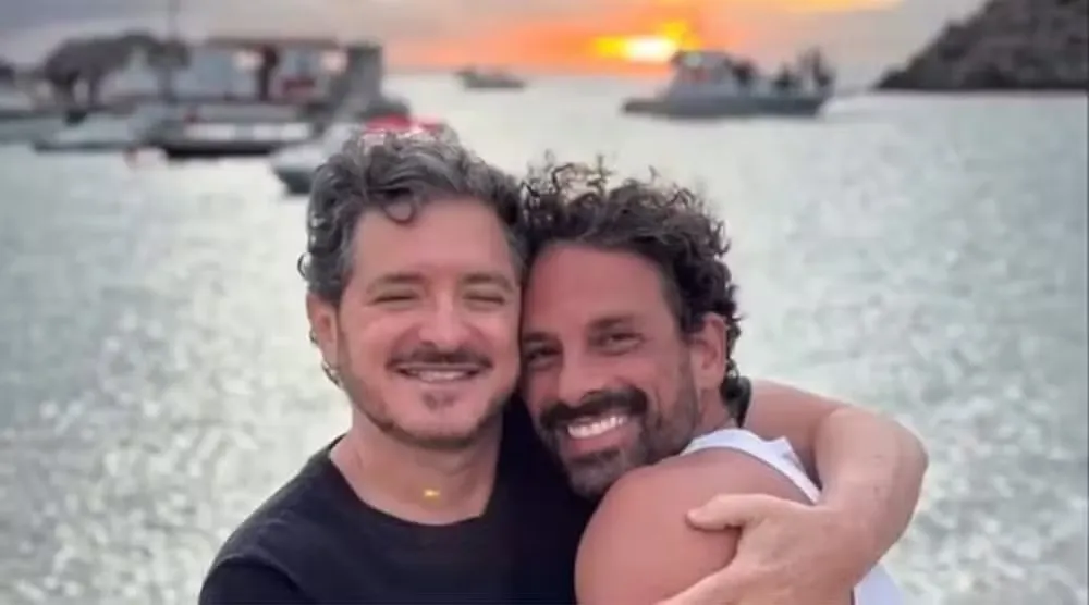 Guilherme Piva vive romance discreto com Alan Grimberg, empresário pai de 2 filhos, enquanto seu personagem enfrenta a solidão na novela.