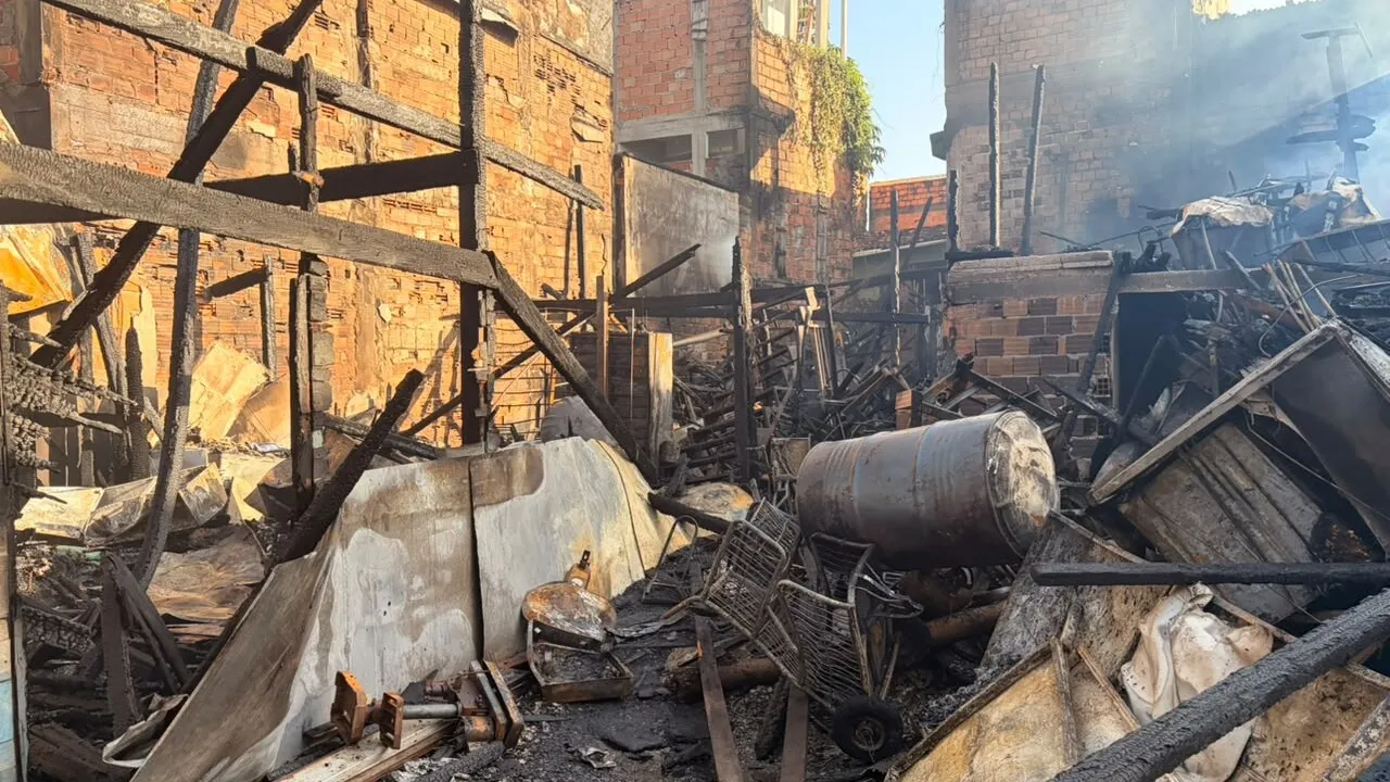 Um incêndio atinge padaria na Terra Firme, em Belém, com danos a imóveis próximos e mortes de animais. Corpo de Bombeiros atuou para controlar as chamas.
