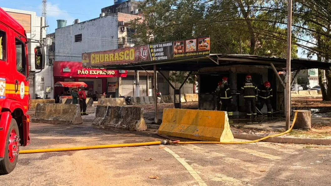 Incêndio destrói quiosque na avenida Rômulo Maiorana, em Belém. Entenda o ocorrido e a resposta do Corpo de Bombeiros.