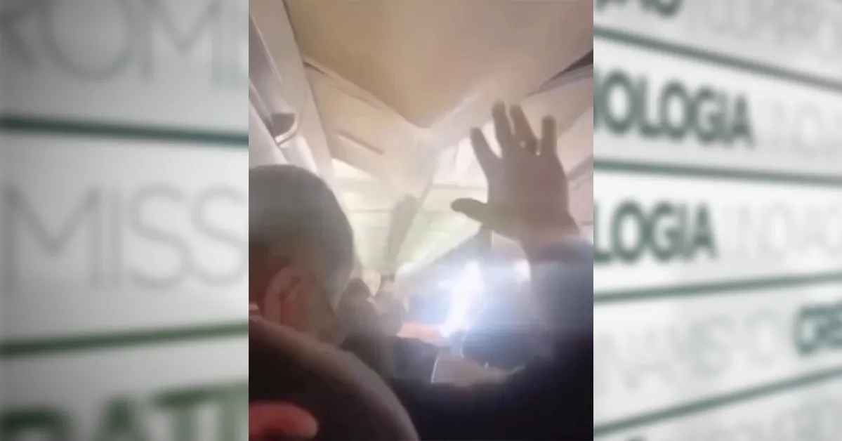 Imagens registradas por um dos passageiros mostram o momento em que a estrutura despenca sobre os viajantes