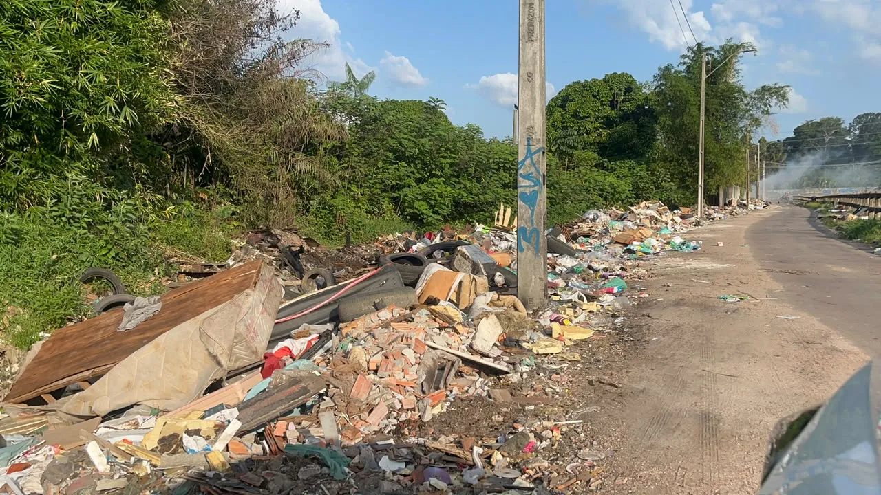 A situação se agravou depois que parte do lixo acumulado no local foi queimada.