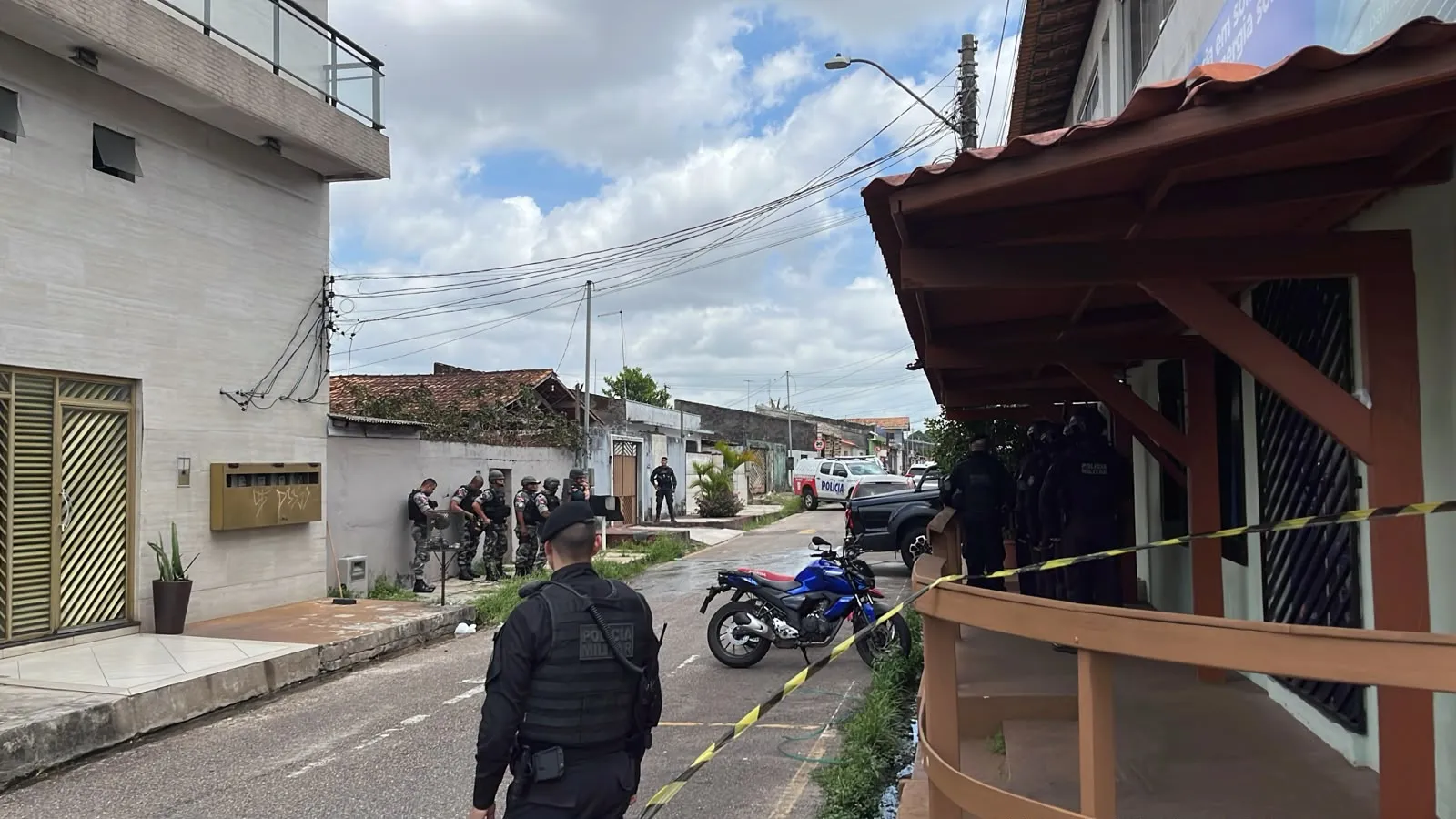 Quatro suspeitos teriam assaltado uma mulher em Ananindeua; dois fugiram, um foi preso e outro entrou em uma casa e fez uma moradora refém.
