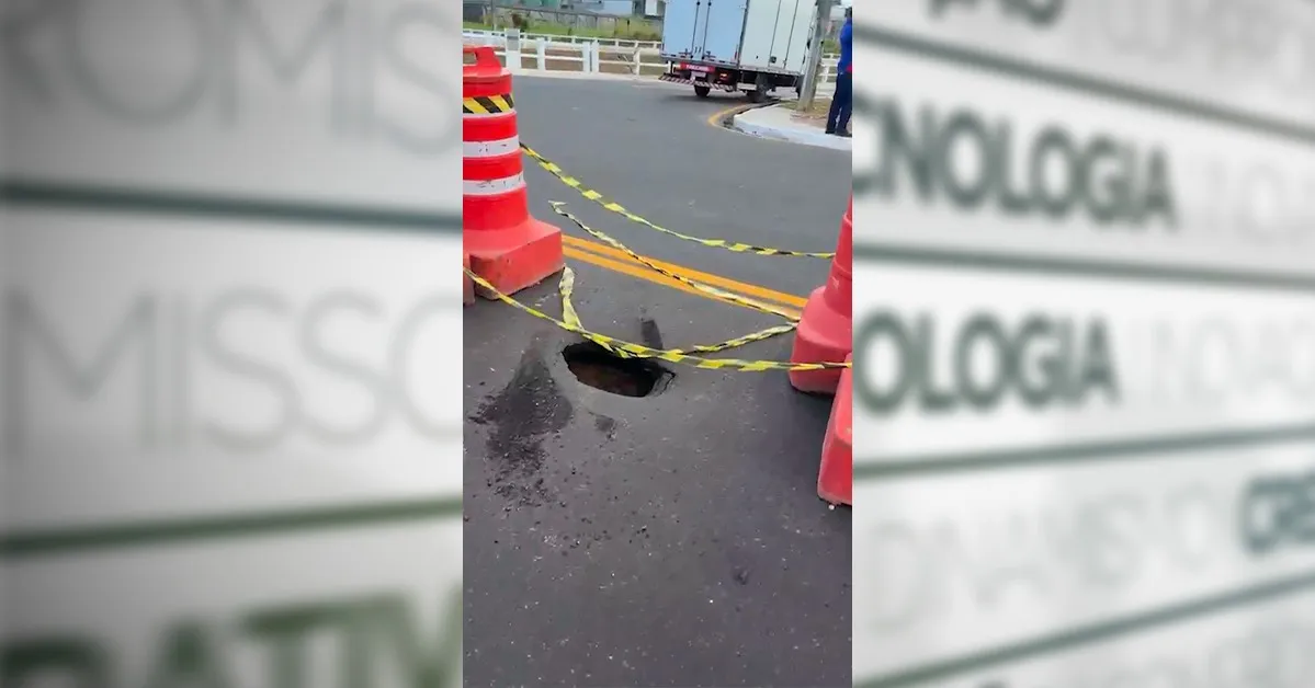 Um buraco aparente apareceu na pista da ponte menos de uma semana após a inauguração.