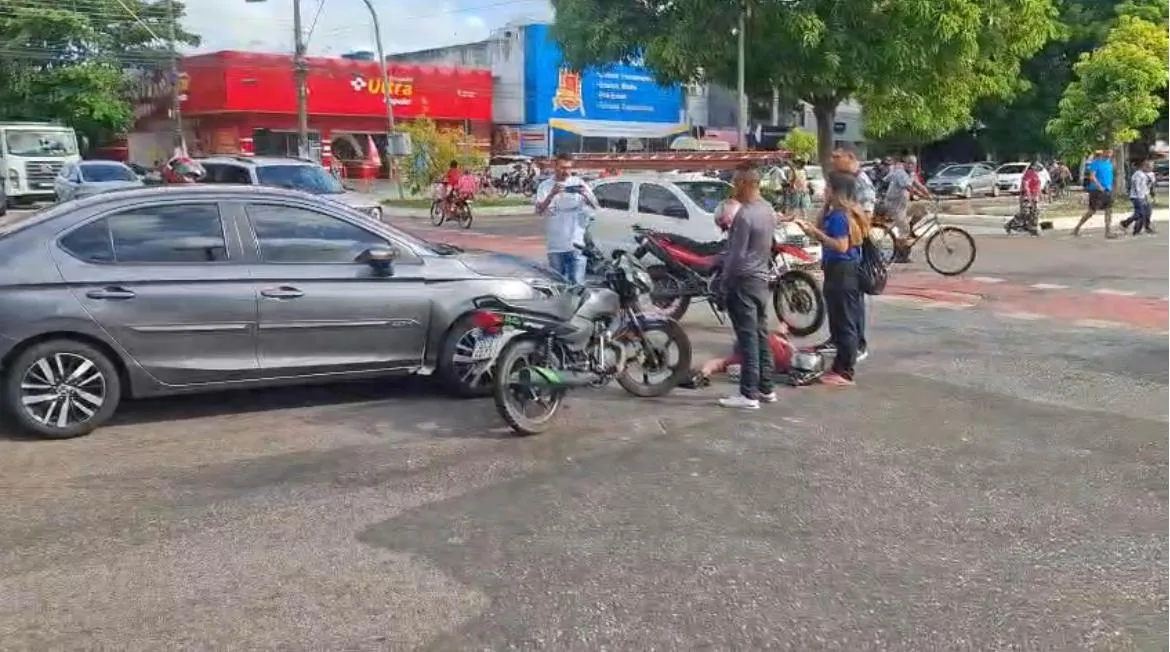 Acidente na Pedreira, em Belém, envolve carro e moto de aplicativo. Veja detalhes da colisão e a situação da passageira.