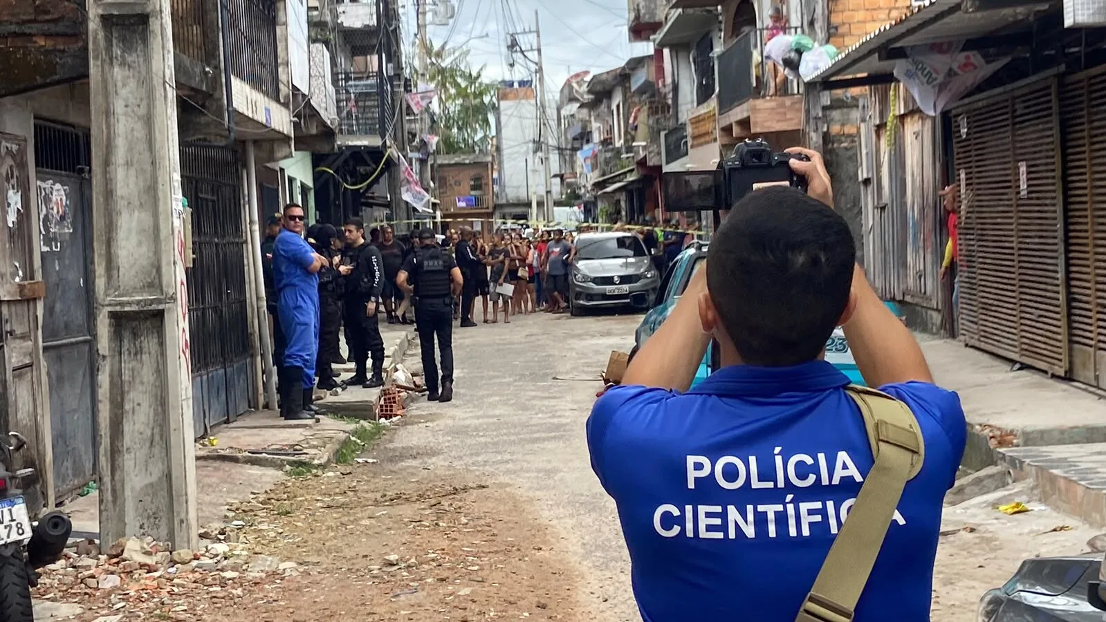 Um homem foi assassinado a tiros na passagem Moura Carvalho, Jurunas, em Belém. Polícia investiga as circunstâncias do crime.