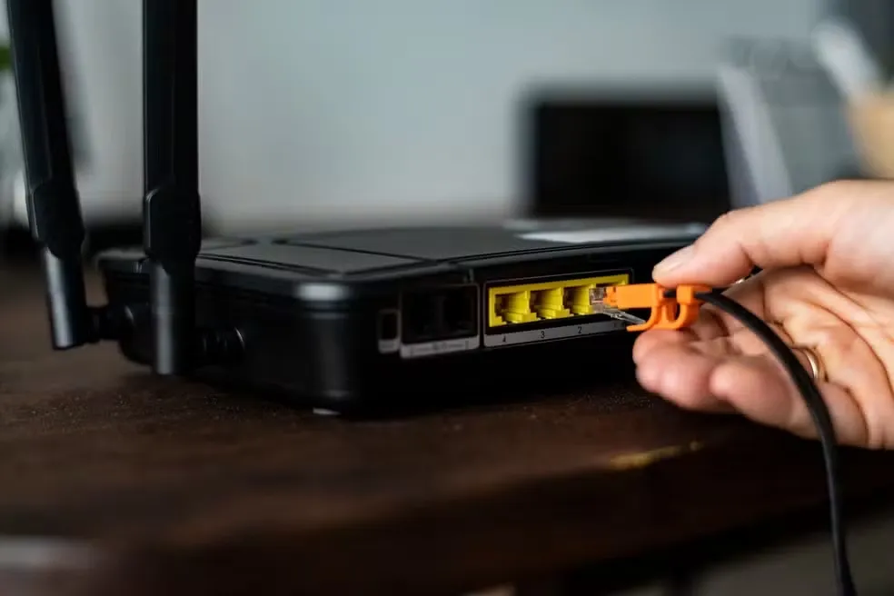 Descubra como micro-ondas e outros aparelhos afetam seu Wi-Fi e como otimizar sua rede para uma conexão mais estável.