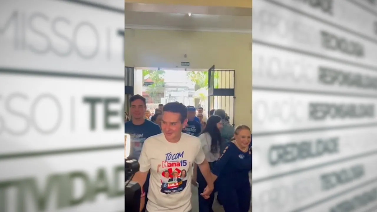 Jader Filho foi recepcionado por apoiadores e após exercer o voto, concedeu entrevista à jornalistas ao lado de fora do colégio eleitoral.