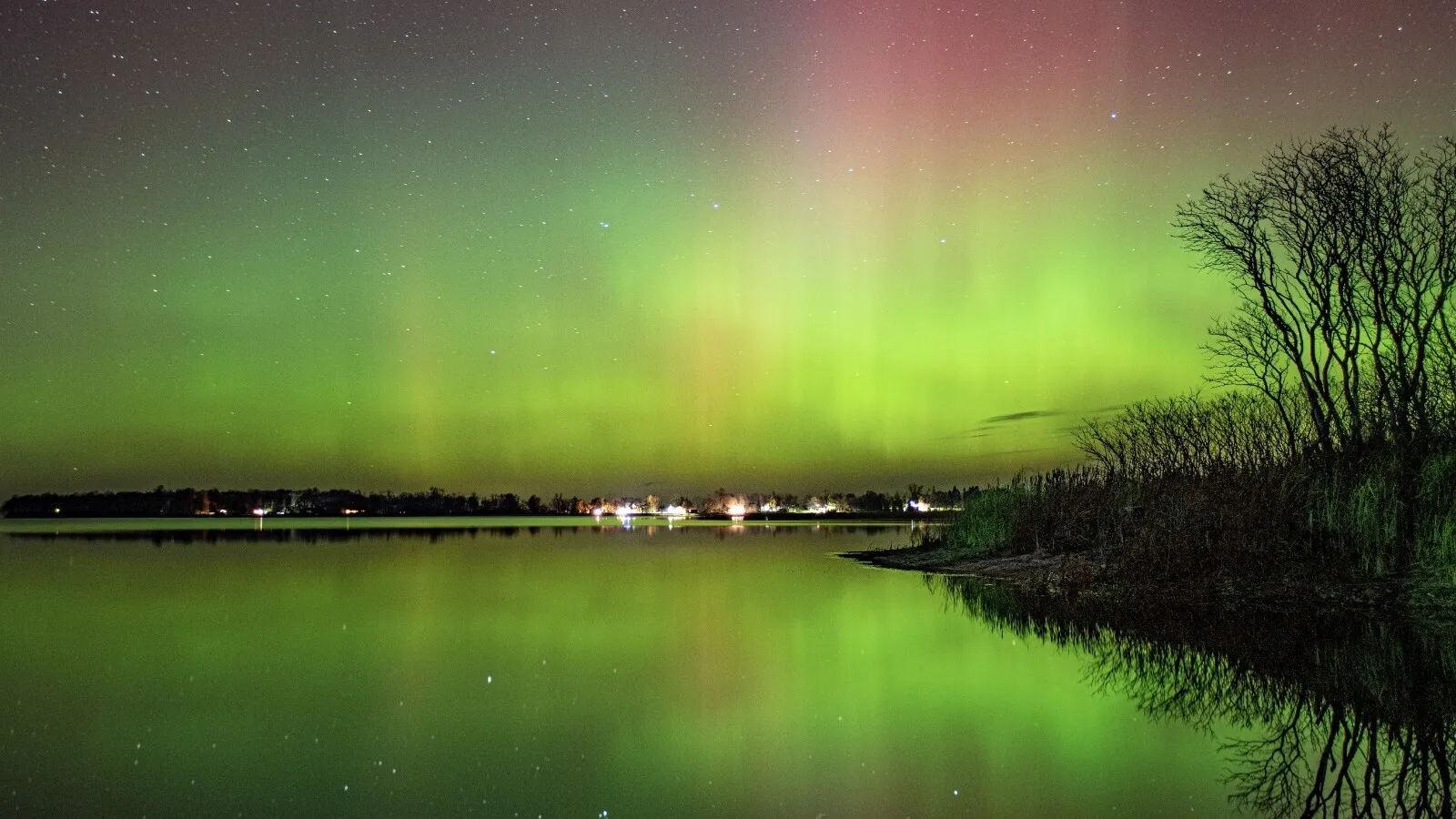 Descubra como uma tempestade solar pode trazer auroras boreais. Confira horários e previsões de atividade geomagnética para sexta (09/10).