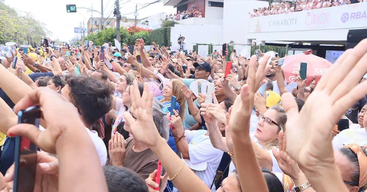 Fiéis erguem as mãos em sinal de devoção a Nossa Senhora de Nazaré durante a passagem da berlinda no traslado para Ananindeua e Marituba, na manhã desta sexta-feira (09/10), em Belém.