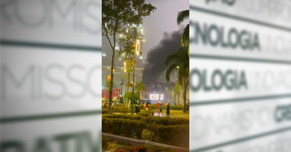 Incêndio em uma van ao lado da Igreja da Sé chama atenção durante a Trasladação do Círio 2026, em Belém.