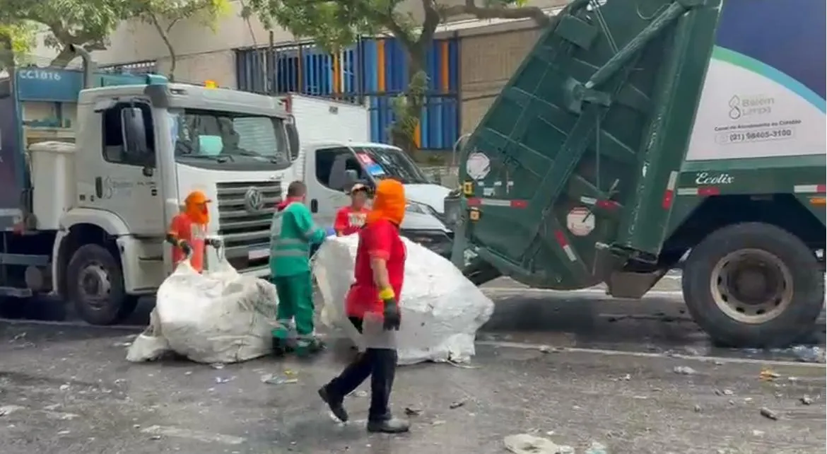 Prefeitura de Belém realiza limpeza da Avenida Presidente Vargas após o Círio de Nazaré, retirando resíduos da procissão de Nossa Senhora de Nazaré.
