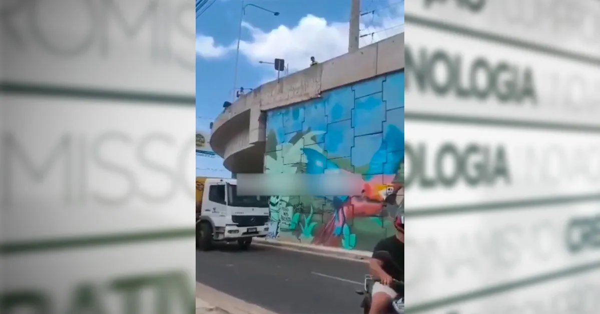 Motociclista perdeu o controle da moto e caiu no elevado da rodovia Mário Covas com a avenida Três Corações, em Ananindeua, no início da tarde deste domingo (11/10).