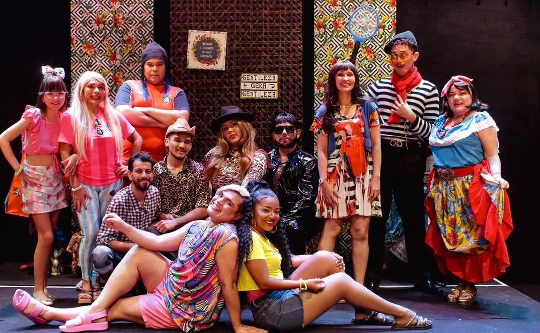 A produção é da Caixa de Teatro, com direção teatral de Lígia Coelho.