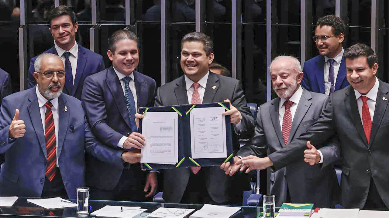 Brasília (DF), 16/10/2026 - Da esuqerda para diretita, Senador, Paulo Paim, presidente da Câmara dos deputados, Hugo Motta, presidente do Senado, Davi Alcolumbre, Presidente Luiz Inácio Lula da Silva e o deputado, Carlos Veras, promulgam  a proposta de Emenda à Constituição (PEC 221), que acaba com a escala um dia de descanso a cada seis de trabalho no país, a escala 6x1.