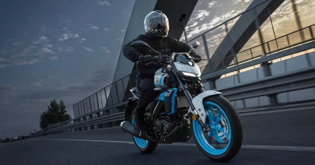A Yamaha MT-125 2027 estreia com visual renovado, dianteira escurecida e tanque redesenhado, com chegada prevista ao mercado europeu no primeiro trimestre de 2027.