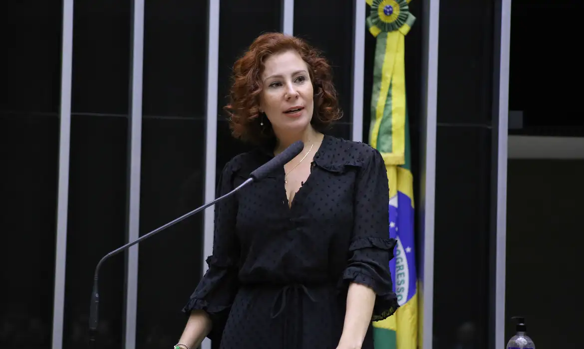 Imagem ilustrativa da notícia: Zambelli condiciona volta ao Brasil à "anistia" e vitória de Flávio Bolsonaro