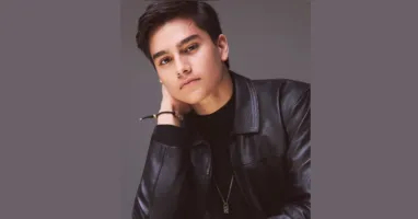 Gabriel Pompeu é jovem, canta, toca guitarra e conquista espaço na música paraense com seu jeito único de fazer brega internacional.