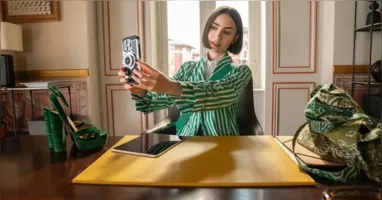 Lily Collins retorna como Emily na 6ª temporada de Emily em Paris, que marcará o fim da série na Netflix.