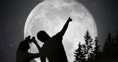 Eclipse lunar parcial marcou a madrugada desta sexta-feira (28), durante a Lua Cheia; fenômeno teve 96,2% do disco da Lua obscurecido no auge, enquanto o horóscopo de hoje destaca a influência astrológica da Lua em Peixes.
