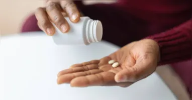 A automedicação pode provocar intoxicações, interações medicamentosas e mascarar sintomas de doenças; orientação profissional ajuda a reduzir os riscos do uso inadequado de remédios.