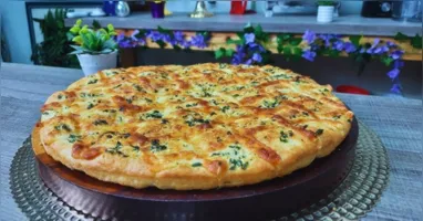 Pizza de pão de alho na frigideira é uma opção prática para preparar um lanche rápido e cheio de sabor em casa.