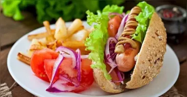 O cachorro-quente saudável pode ser preparado com cenoura, lentilha ou grão-de-bico e ganhar acompanhamentos como vegetais, abacate e molhos caseiros.