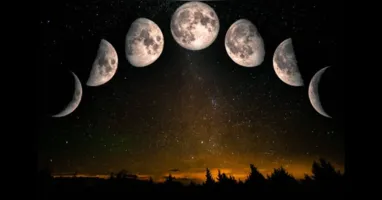Lua hoje (27/09) está na fase Cheia, com aproximadamente 98% do disco iluminado, um dia após o início da Lua Cheia de setembro de 2026.