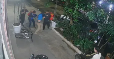 Treze pessoas foram indiciadas pela morte do ciclista Cláudio Rafael Landeiro Moreira, espancado após uma acusação de furto de bicicleta em Copacabana, no Rio de Janeiro.