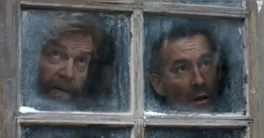 Ryan Reynolds e Kenneth Branagh formam uma dupla improvável em Mayday, comédia de ação e espionagem que estreia na Apple TV.
