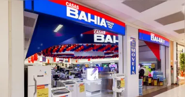 O Grupo Casas Bahia entrou com pedido de recuperação judicial em São Paulo. A empresa citou juros elevados, restrição ao crédito, aumento do custo financeiro e pressão sobre o consumo entre os fatores que agravaram sua situação.