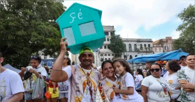 Os objetos levados pelos devotos durante a grande procissão do Círio são formas encontradas para agradecer graças alcançadas ou demonstrar pedidos feitos a Nossa Senhora de Nazaré.
