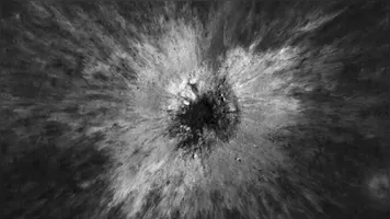 NASA identifica nova cratera lunar de 222 metros, que traz novos insights sobre impactos na superfície da Lua.